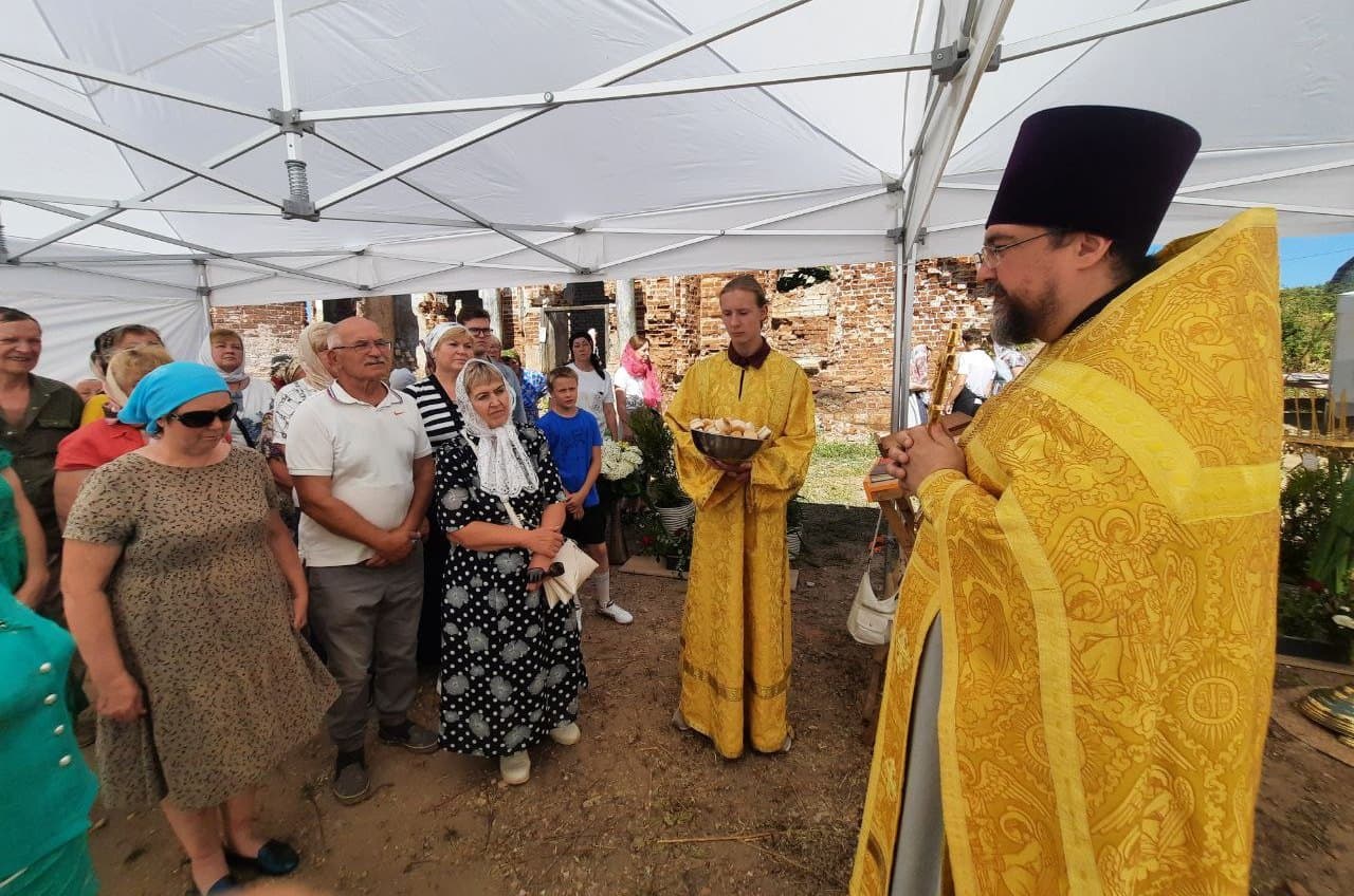 У руин Петропавловского храма в Петровском совершена первая литургия
