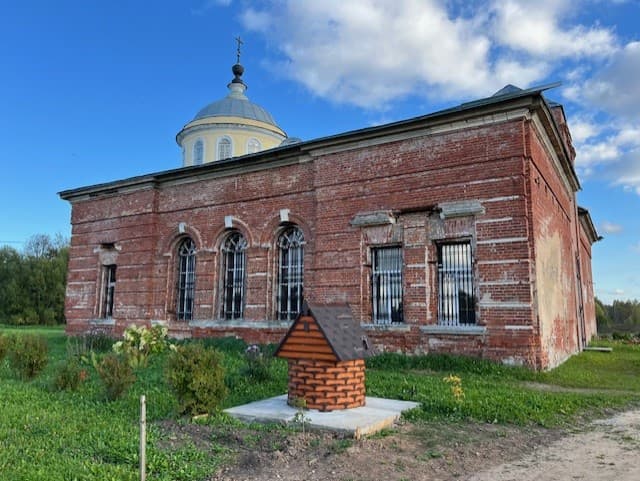 В Красной Горе продолжились работы по сохранению храма Воскресения Словущего