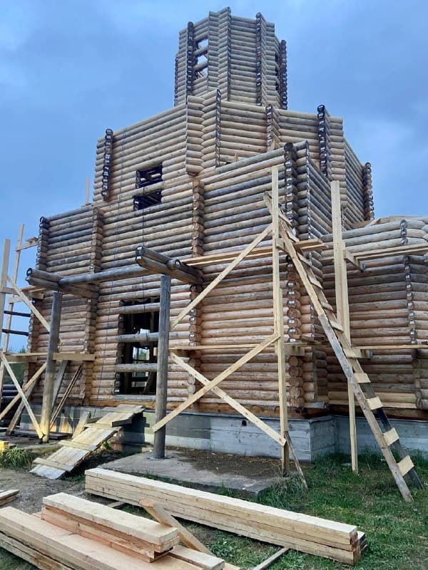 Завершена сборка сруба храма 14000 младенцев